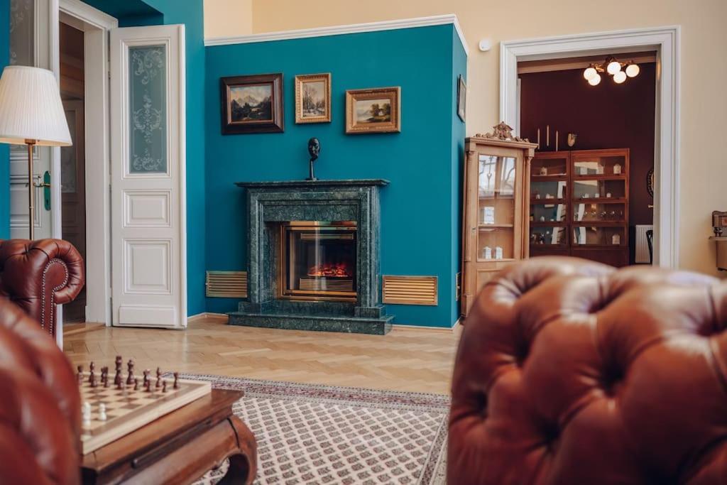Апартаменты Magnificent Historical Penthouse In The Heart Of Прага Экстерьер фото