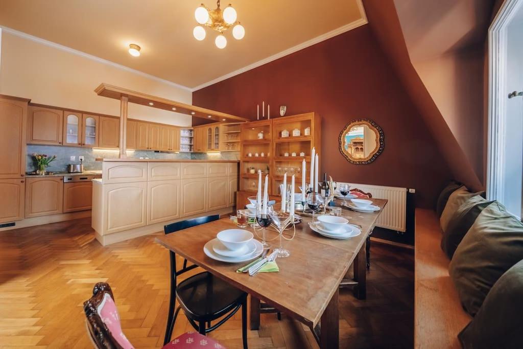 Апартаменты Magnificent Historical Penthouse In The Heart Of Прага Экстерьер фото