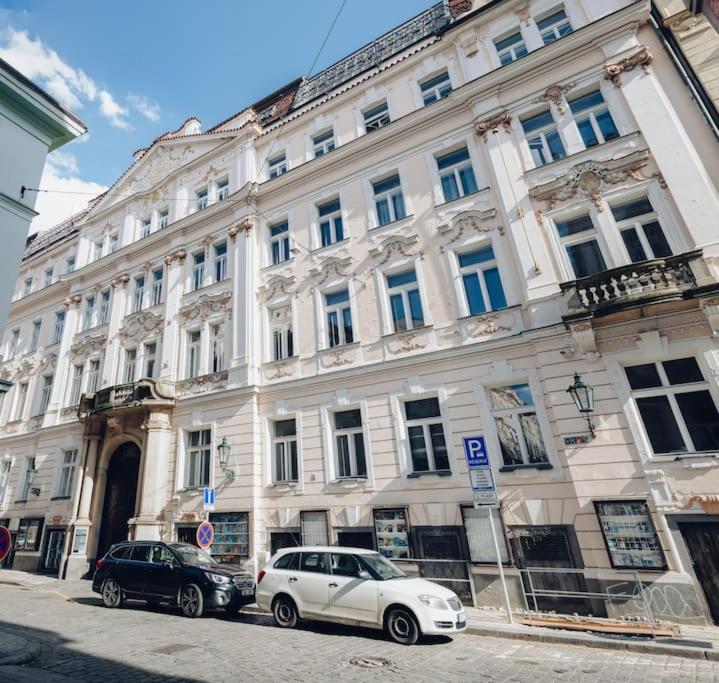 Апартаменты Magnificent Historical Penthouse In The Heart Of Прага Экстерьер фото